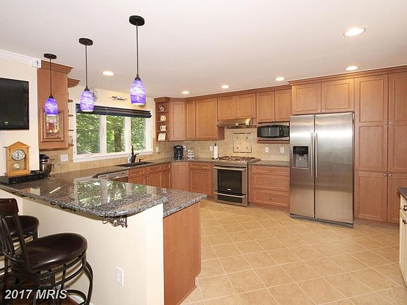4th image of 3725 Camelot Dr