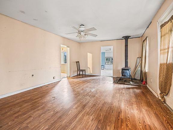 4th image of 141 Wayne Ave