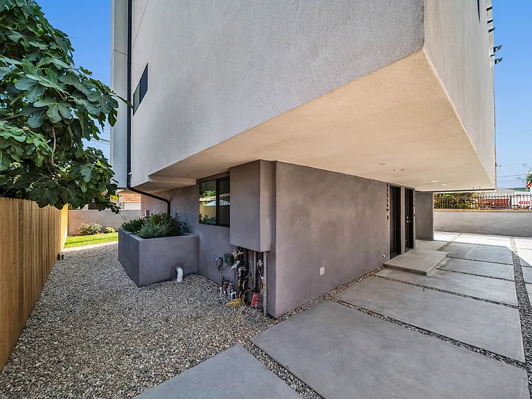 11516 Victory Blvd — Photo 7