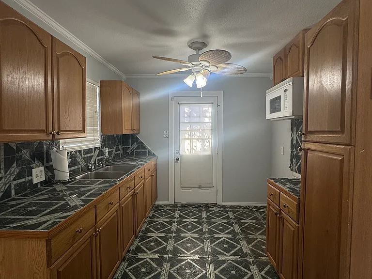 4323 Oakside Dr — Photo 2