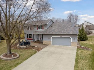 1110 Dove Ct, Chanhassen, MN 55317