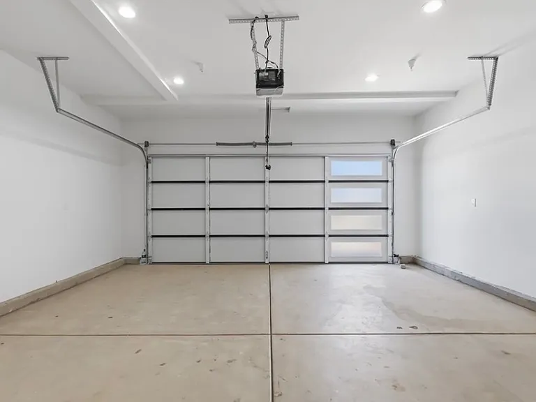 4421 Phelan Ave — Photo 25