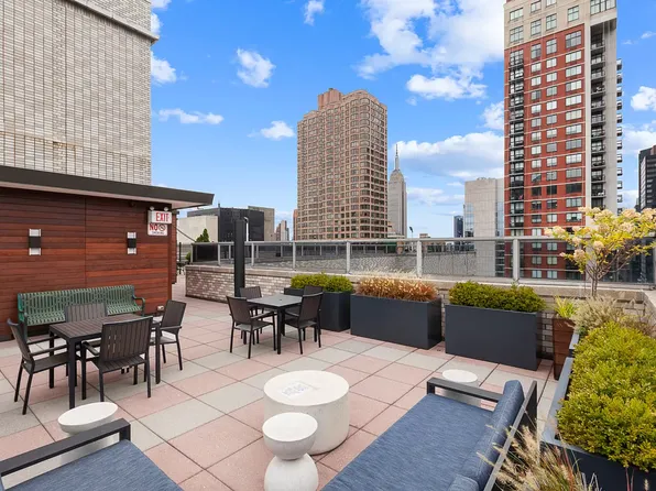 300 East 40th Street image 12 of 18