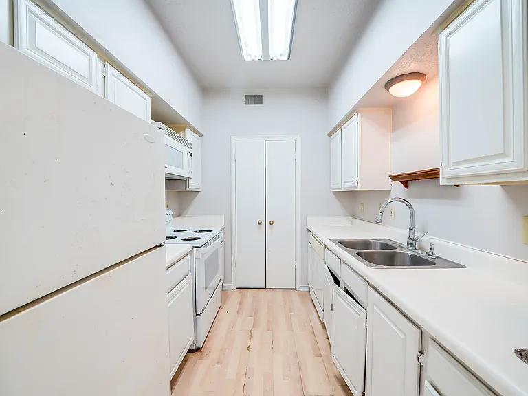 3550 Country Square Dr #409 — Photo 8