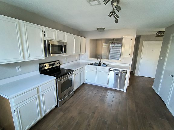 2nd image of 625 Bandera St