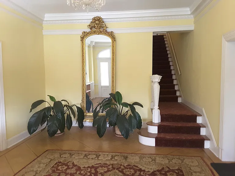 Front hallway/lobby