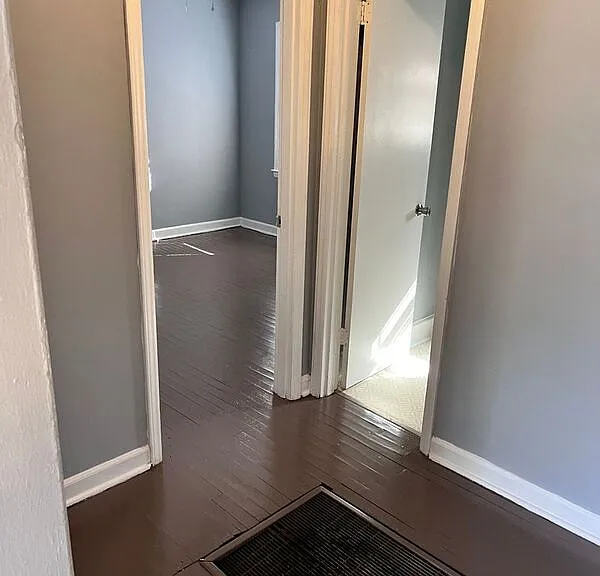 2407 Crestview Dr — Photo 9