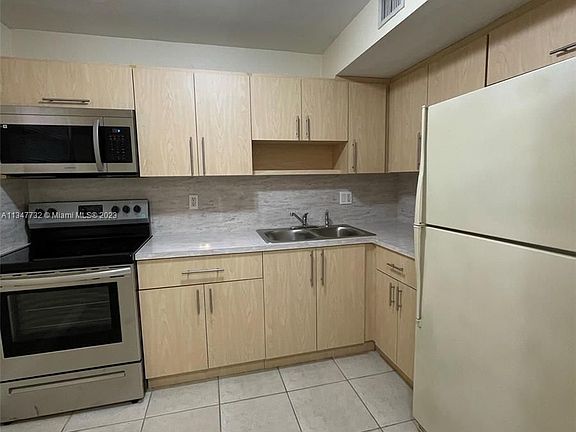 5th image of 4215 N University Dr APT 304