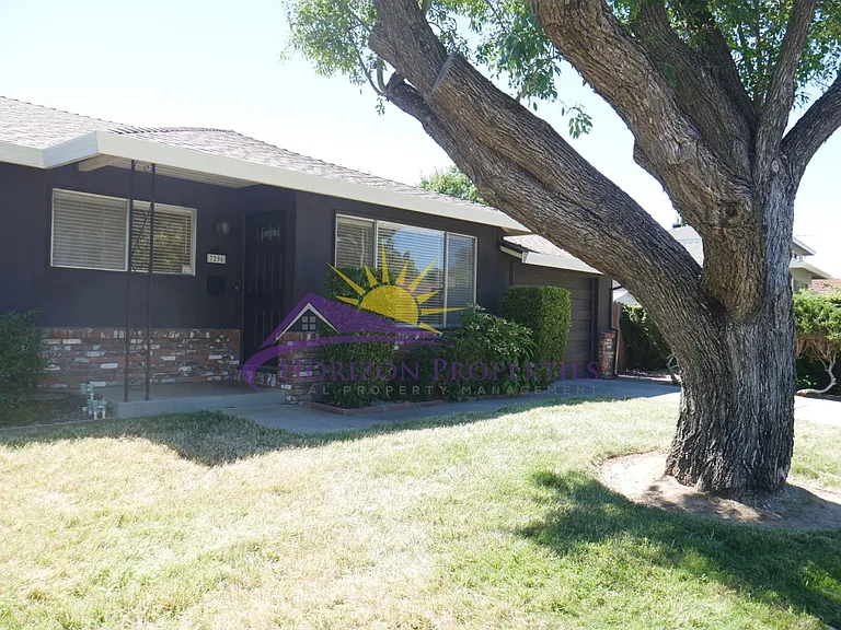 7296 Farm Dale Way — Photo 2