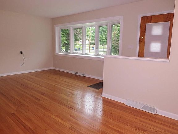 3rd image of 1521 Martha Ave