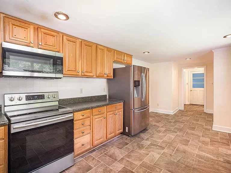 409 Edgewood Ct — Photo 8