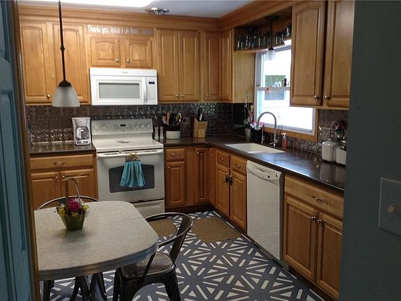 4th image of 1582 Crest Dr