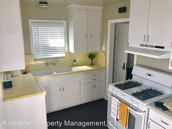 5th image of 743 W Oak St