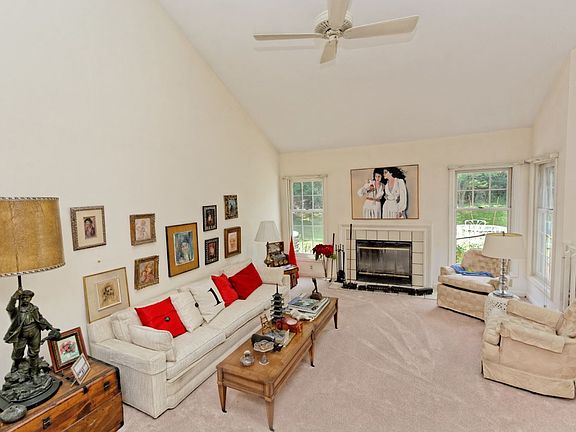 2nd image of 32 Wedgewood Ln