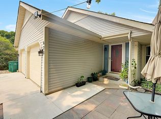 628 Providence Ct, Chaska, MN 55318