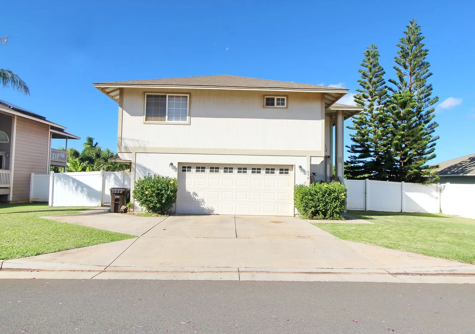 Malimali Street home with garage, fenced yard, central A/C, stainless steel kitchen appliances & ... — Photo 3