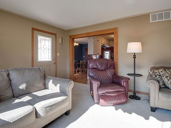 5th image of 409 2nd St SE