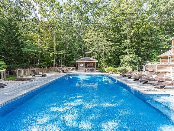 4th image of 16 Woodege Cir