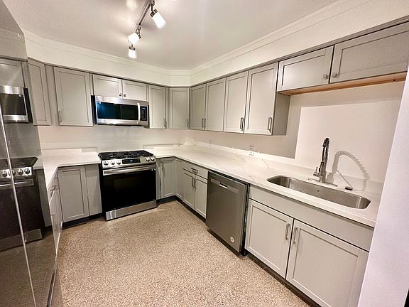2nd image of 818 Bourbon St #1C