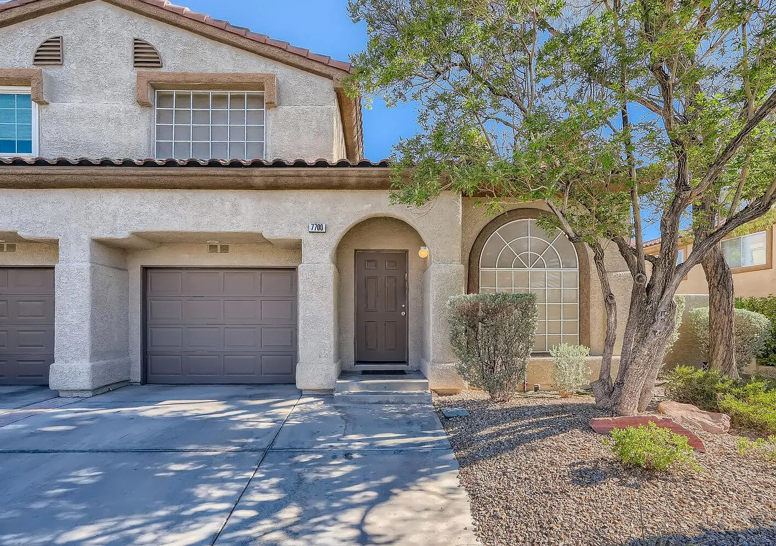 Spacious 2-Bedroom Townhome with Garage & Community Pool — Photo 2