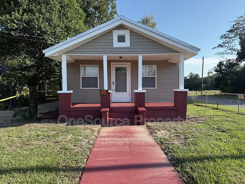 2 bed, 1.0 bath, 1418 sqft, $925 — Photo 1