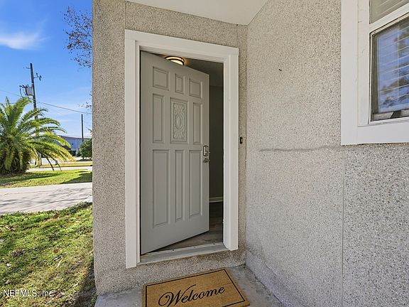 4th image of 144 POINSETTIA Street