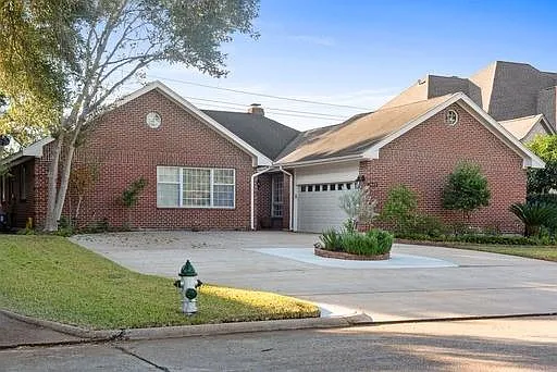 1443 Sugar Creek Blvd — Photo 2