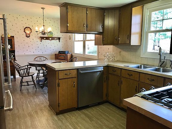 3rd image of 898 Shadybrook Dr