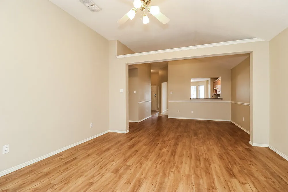 3 bed, 2.0 bath, 1484 sqft, $2,740 — Photo 4
