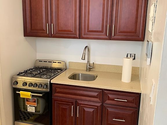 4th image of 322 W 77th St #3R