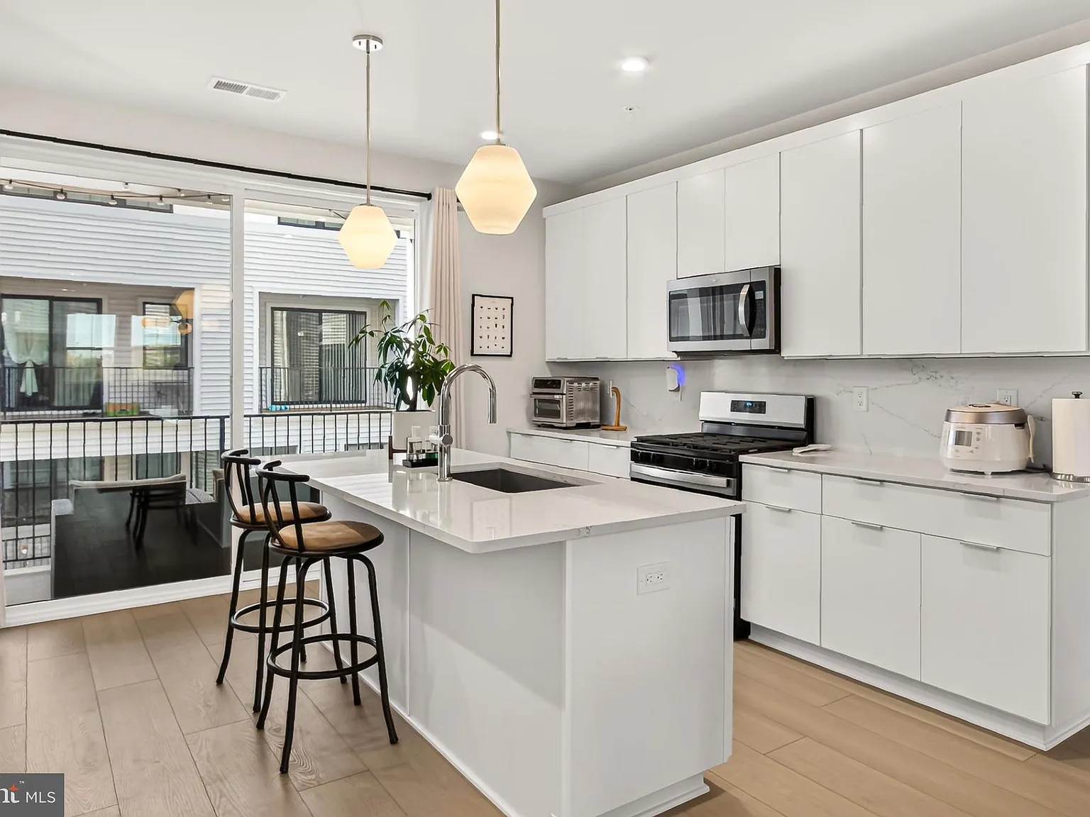 2 bed, 2.5 bath, 1766 sqft, $3,300 — Photo 3