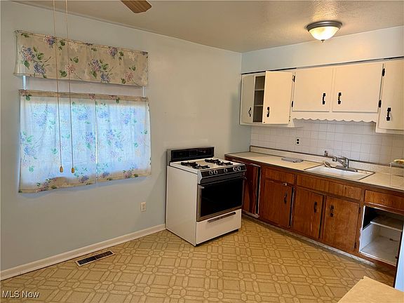 3rd image of 3211 26th St NE