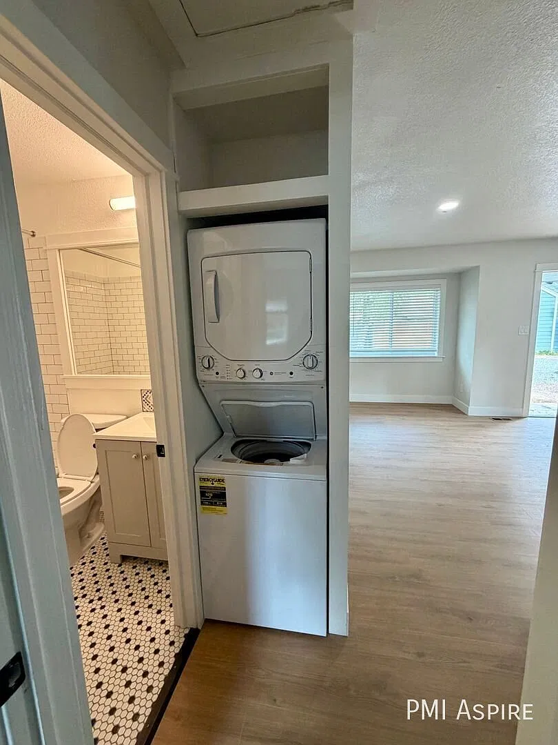 2 Bedroom 1 Bathroom Apartment in Lakewood — Photo 3