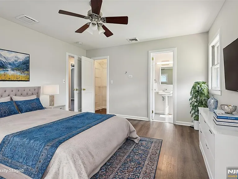 990 Washington Ave — Photo 14