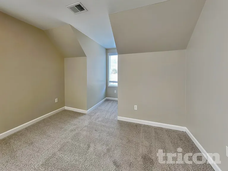 1026 Chelsea Dr — Photo 12