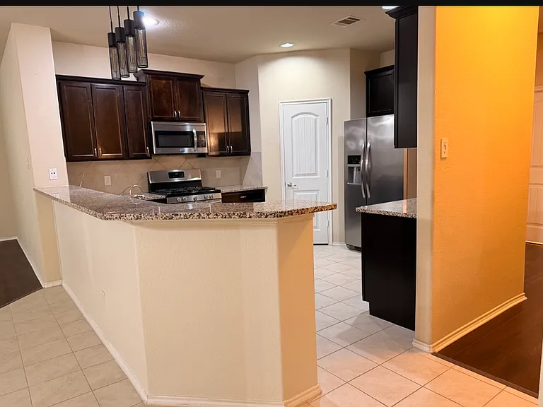 921 Lake Woodland Dr — Photo 2