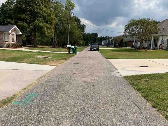 Exterior Neighborhood (street photo)