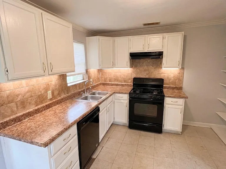 2121 S Park St — Photo 12