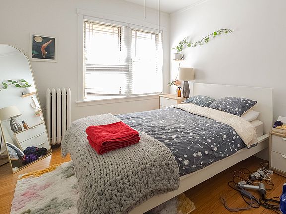 3rd image of 4503 1/2 N Greenview Ave #1E