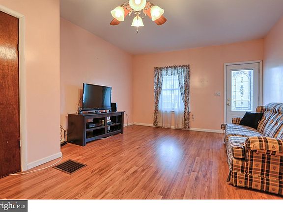 4th image of 105 N Berne St