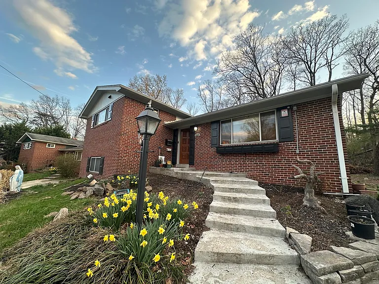 10404 Glenmore Dr — Photo 1