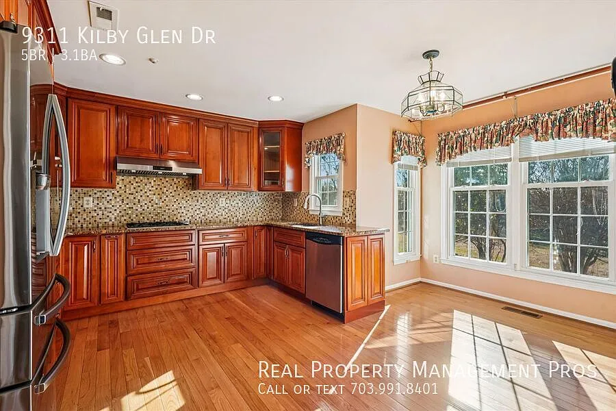 Beautiful 5-bedroom colonial for rent in the desirable Langley HS district! — Photo 3