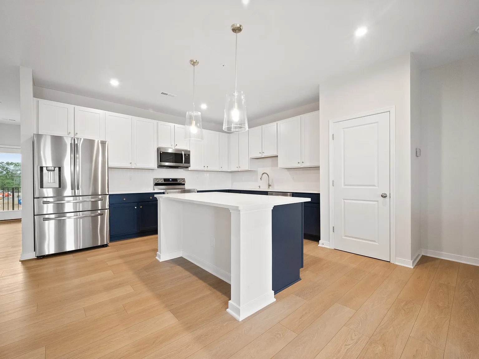 4 bed, 2516 sqft, $4,100 — Photo 1