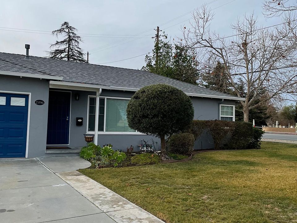 Corner unit of duplex with front yard