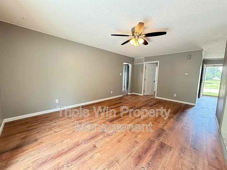 753 Watersedge Dr — Photo 8