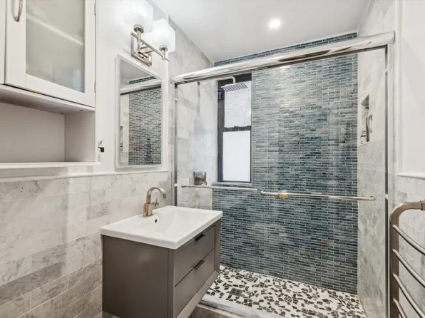 225 West 25th Street image 4 of 5