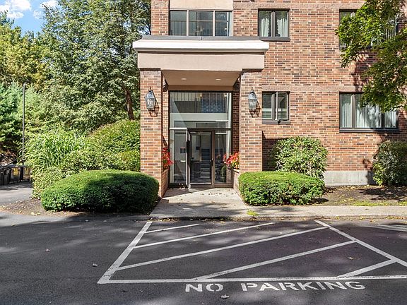 4th image of 10 Ledgewood Way APT 10