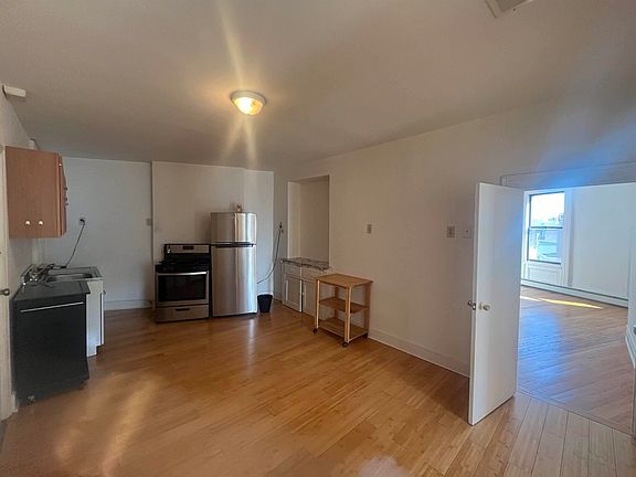 3rd image of 30 Coles St #6