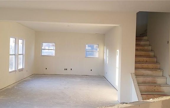 4th image of 215 Lilly Ln