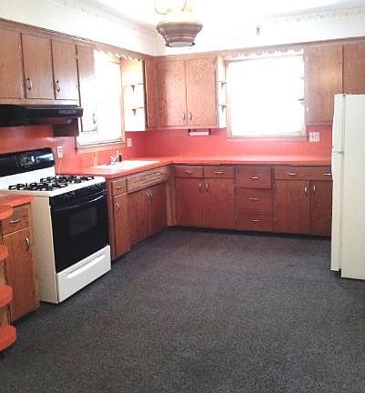 4th image of 214 S Chestnut St